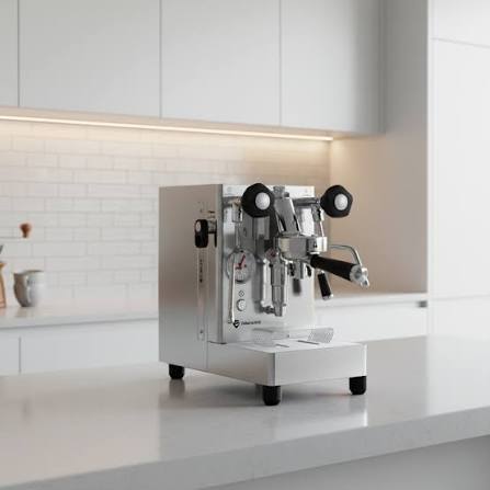 Espressomachine met molen op het aanrecht